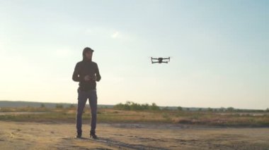 Pilot tarafından uzaktan çöl ihtimal yavaş hareket, onun quadrocopter denetler