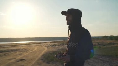 Onun uçağı kontrol ederken genç erkek gülümsüyor ağır çekim bir ilki