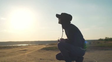 Uzaktan kumanda ile oturma ve uzakta yavaş hareket arayan genç adam