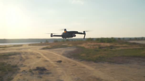 Solo quadrocopter volando sobre un desierto en cámara lenta — Vídeo de stock