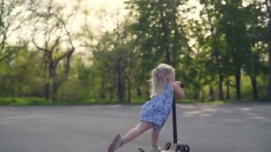 Küçük sarışın kız onu park yavaş sürme