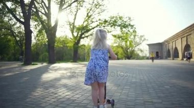 Bünyesinde ağır çekimde sürme güzel sarışın kız