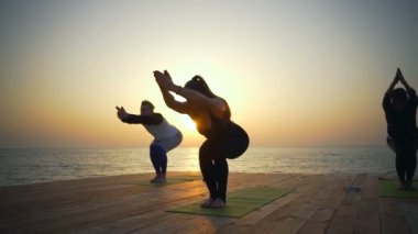 Bir grup insan egzersizleri üzerinde plaj yavaş hareket etmez