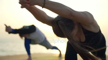 İnsanlar bir lunges ahşap iskele ağır çekim yapma