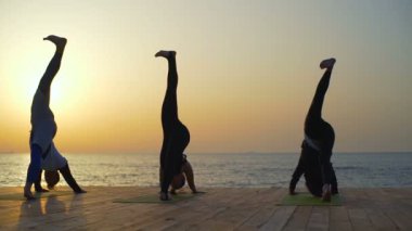 İki kişi kendi ayakları yukarı çeker yeşil halı üzerinde iskele ağır çekim