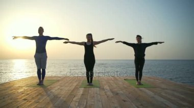 Üç Kişilik ahşap Teras yavaş hareket üzerinde meditasyon