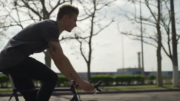 Hombre montando su bicicleta en la calle cámara lenta — Vídeos de Stock