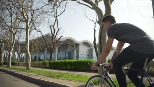 人骑他的自行车上街头慢动作 — 图库视频影像