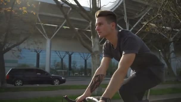Mann mit Fahrrad auf der Straße in Zeitlupe — Stockvideo