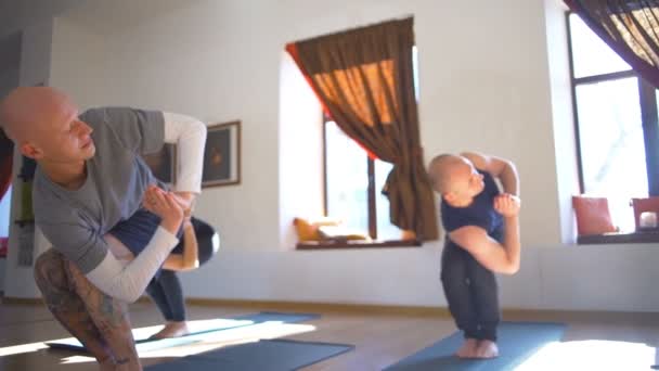 Grupp människor gör yoga träningen i rummet slow motion — Stockvideo