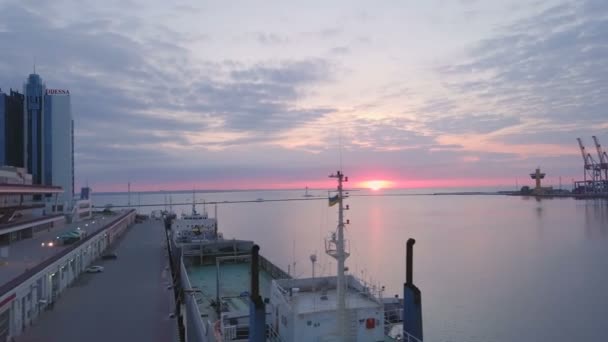 Hermosas imágenes de aviones no tripulados de la puesta de sol en el puerto marítimo en Odessa cámara lenta — Vídeos de Stock