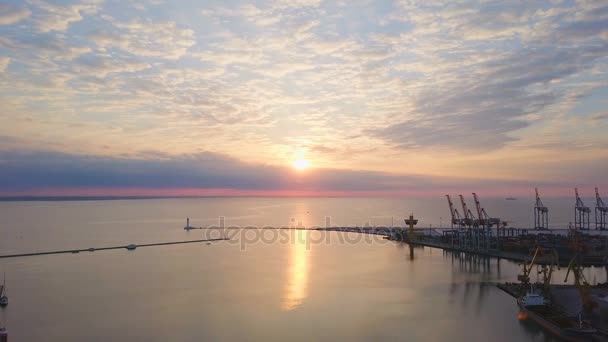 Гарний захід сонця над морський порт в Одесі повільний рух — стокове відео