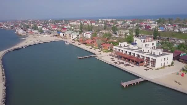 Красиві drone кадри естакади, на березі затоки в Україні — стокове відео