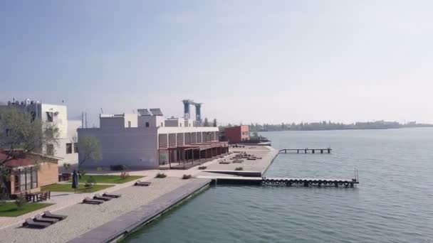 Prachtig panoramisch uitzicht van het dock op de baai in Oekraïne — Stockvideo