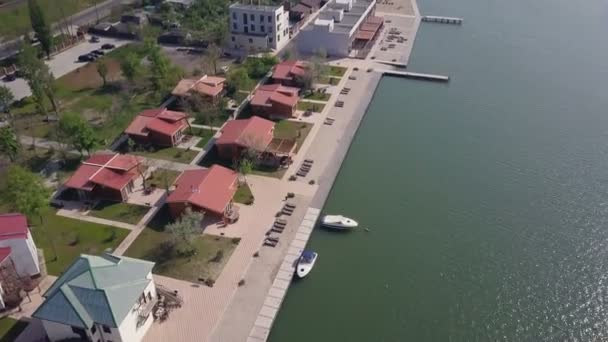 Vackra antenn drönare footage av stranden husen på bay i Ukraina — Stockvideo