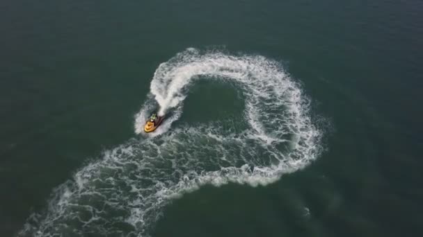 Drohnenschuss eines Mannes, der den Jetski im Schwarzen Meer fährt — Stockvideo