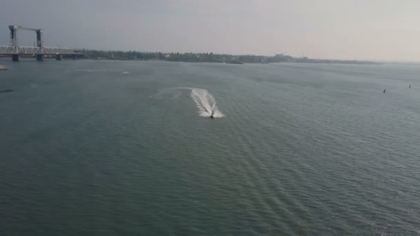 Frinds conduisant le ciel de jet dans les images de drone de mer 