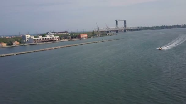 Dos amigos rodong el cielo del jet en el mar en la bahía en Ucrania — Vídeo de stock