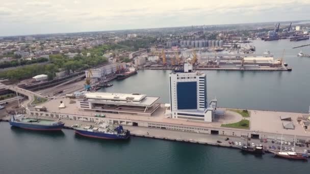 Schöne Luftaufnahmen des Seehafens in der Stadt Odessa, aufgenommen mit der Drohne — Stockvideo