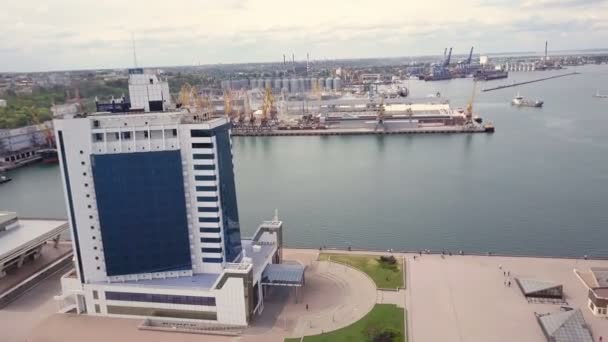 Gyönyörű táj, a tengeri kikötő és a drone shooted Odessza városban — Stock videók