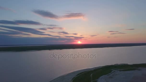 Красивий повітряний безпілотник знімок горизонту Куяльник і заходу сонця — стокове відео