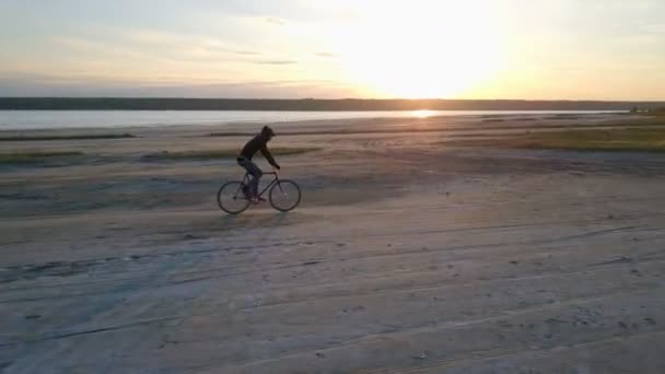 Luchtfoto drone weergave van een man die met de fiets in de buurt van de kuyalnik — Stockvideo