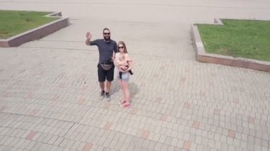 Genç bir aile liman çekim dron