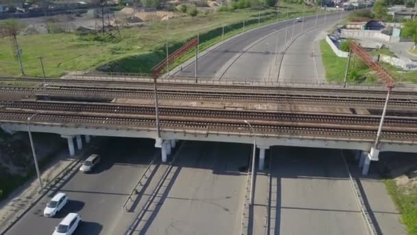 Man kör sin cykel under järnvägen överbryggar drone footage slow motion — Stockvideo