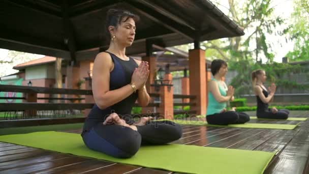 Tři ženy sedí v lotosu představují a meditoval Zpomalený pohyb