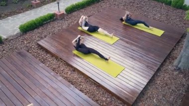 Bir grup insan üzerinde sarı halı germe drone ile filme