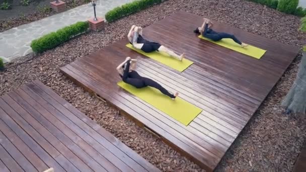 Group of people stretching on the yellow carpets filmed with the drone — Stock Video