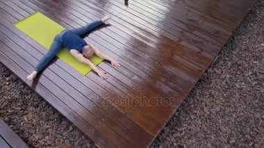 Bir grup insan Split ileriye doğru viraj yapıyor drone ile filme