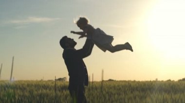 Genç işadamı alan ağır çekimde kızı yukarı atar