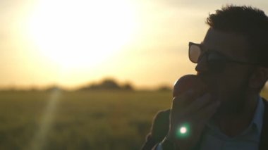 Genç işadamı yeme elma yakın yavaş hareket yukarı