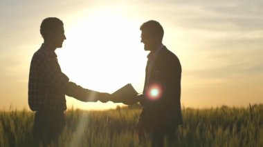 Çiftçi belgeleri veren işadamı ve onlar el sıkışma ağır çekim