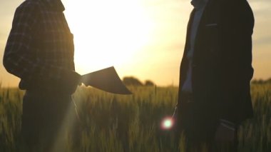 Çiftçi işadamı ve sonra el sıkışma yakın ağır çekim kadar belgeleri sağlar