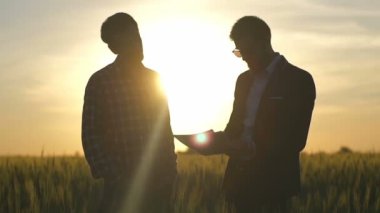 İşadamı belgeleri çiftçi yavaş hareket için gösterir