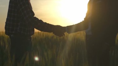 İşadamı ve çiftçi kendi eller yavaş salla