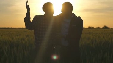 Çiftçi ve işadamı birbirlerine sarılarak ve yavaş hareket konuşmak