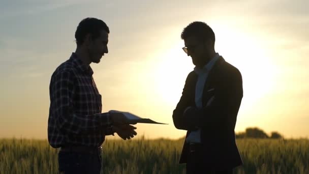 Empresario y granjero haciendo un trato en un campo de cámara lenta — Vídeos de Stock