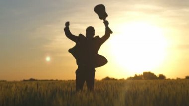 Genç erkek bir alanda ukulele ile atlama Suite yavaş hareket