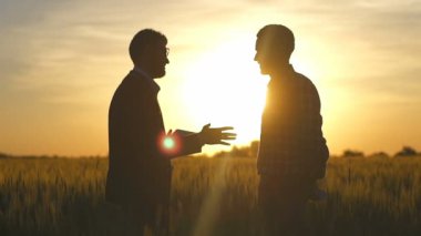 İşadamı tablet Pc göstermek için çiftçi ile bir anlaşma ağır çekim şartları