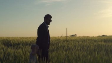 Kızı ile alan ağır çekim üzerinde yürüme çekici iş adamı