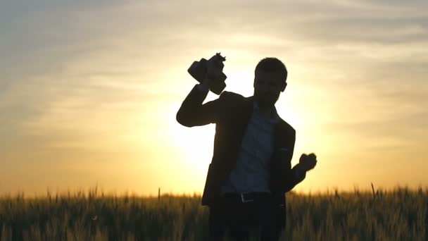 Молодой бизнесмен в номере танцует с укулеле в поле замедленной съемки — стоковое видео
