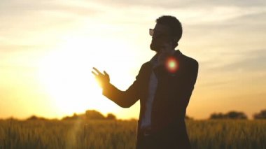 Takım elbiseli adam bitirmek onun telefon görüşmesinde alan yavaş gün batımında