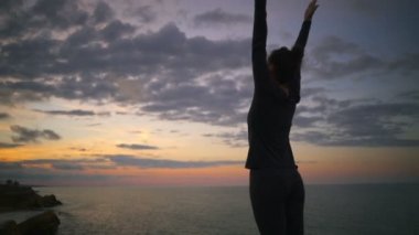 Meditasyon, yoga poz gündoğumu ağır çekim yapıyor kadın