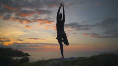 Huzurlu kadın pratik yoga poz meditasyon gün ışığı sahil uttanasana ağır çekim