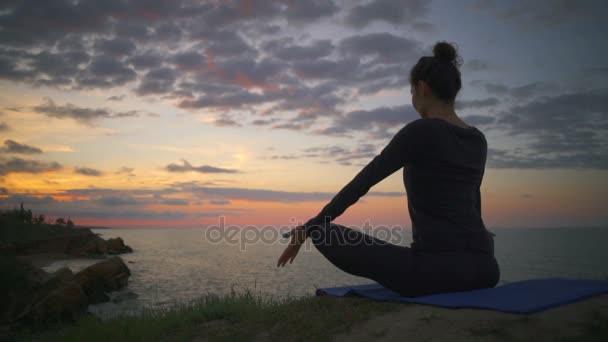 Lugn tjej gör yoga meditera sunrise kusten slowmotion — Stockvideo