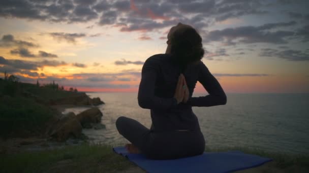 Lugn tjej gör namaste yoga pose meditera sunrise kusten slowmotion — Stockvideo