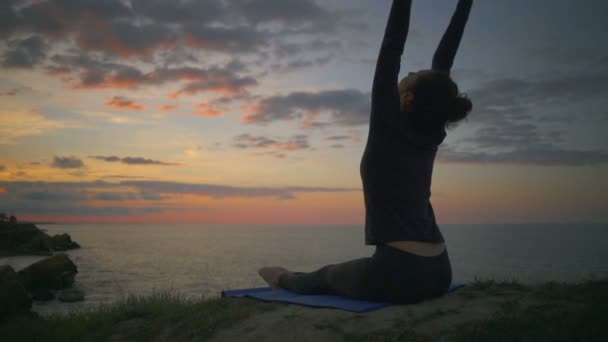 Menina bonita prática ioga pose meditar luz do dia costa câmera lenta — Vídeo de Stock